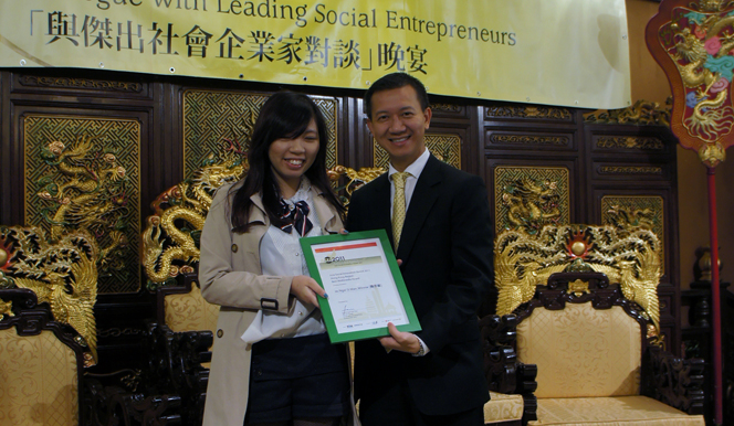 最佳多媒體得獎者魏思敏女士與香港社會創投基金創辦人及行政總裁魏華星先生